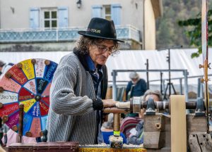 avec en animation le CYCLO-TOUR à BOIS / MANÈGE à TOUPIES ce tour à bois original, écologique, humoristique et interactif, vous pourrez venir y pédaler votre toupie