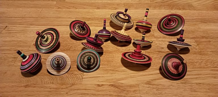 Ses toupies nombreuses et variées