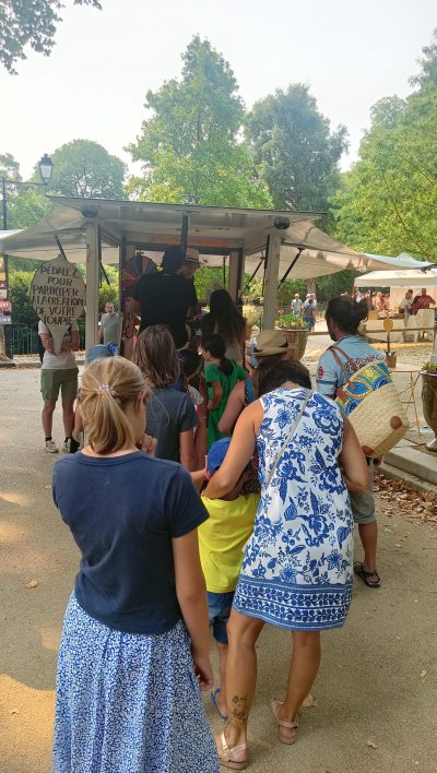 Le cyclo-tour, enthousiasme ... parfois il y a une file d'attente