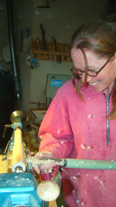 Elle apprend le tournage sur bois