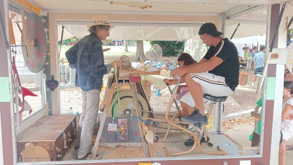 il faut pédaler pour participer à la création de votre toupie