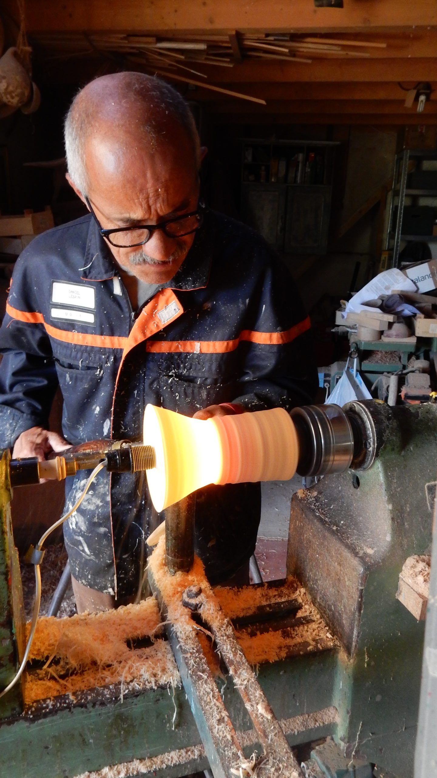 Personne en train d'apprendre le tournage sur bois