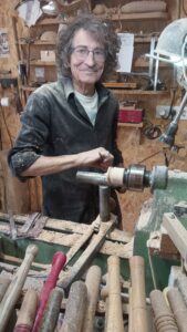 Jean-Do dans son atelier aux Salelles